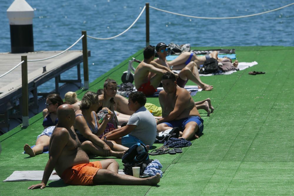 Éxito en el primer fin de semana de la piscina de la Marina de València