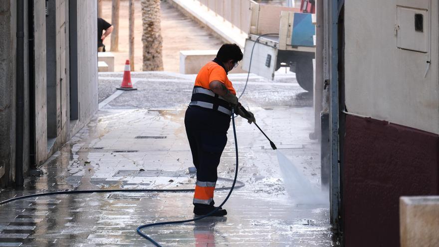 El Ayuntamiento asegura que Alicante ya cumple con las nuevas exigencias del Gobierno en uso de agua depurada para riego y baldeo