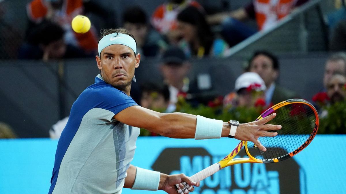 Nadal observa la pelota durante su partido frente al serbio Kecmanovic