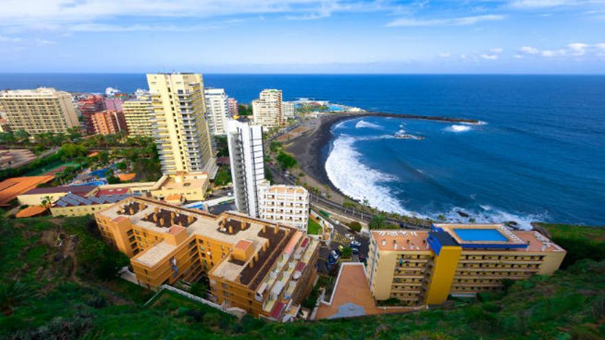 Vista de la planta hotelera del Puerto de la Cruz desd e el mirador de La Paz.