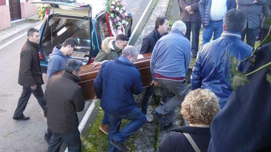 El féretro de Lourdes Álvarez Antuña, trasladado por familiares y amigos, ayer, antes del funeral.