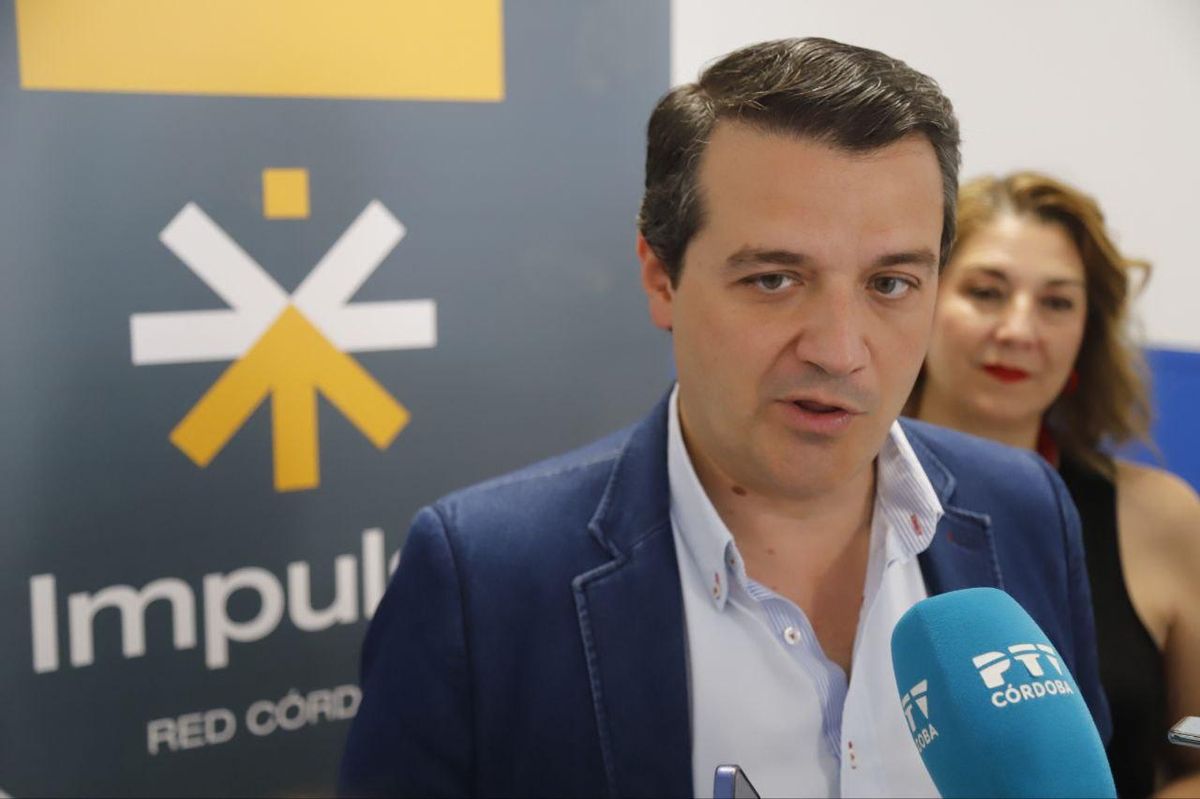 José María Bellido atiende a los medios de comunicación en el balance de formación en el Duque de Rivas.