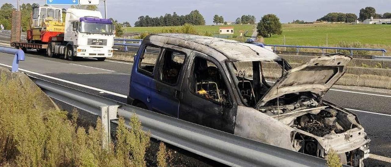 Estado del vehículo tras el incendio. // Bernabé/Javier Lalín