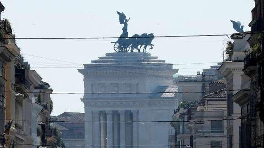 Un hombre cruza una calle de Roma casi desierta. // Reuters