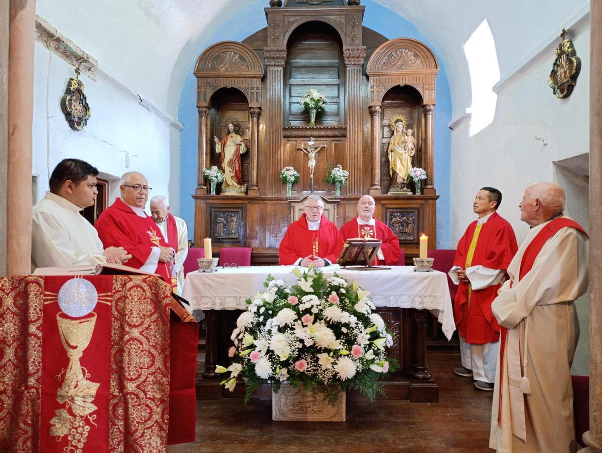 Arlós inicia sus fiestas con una misa en honor a Santiago