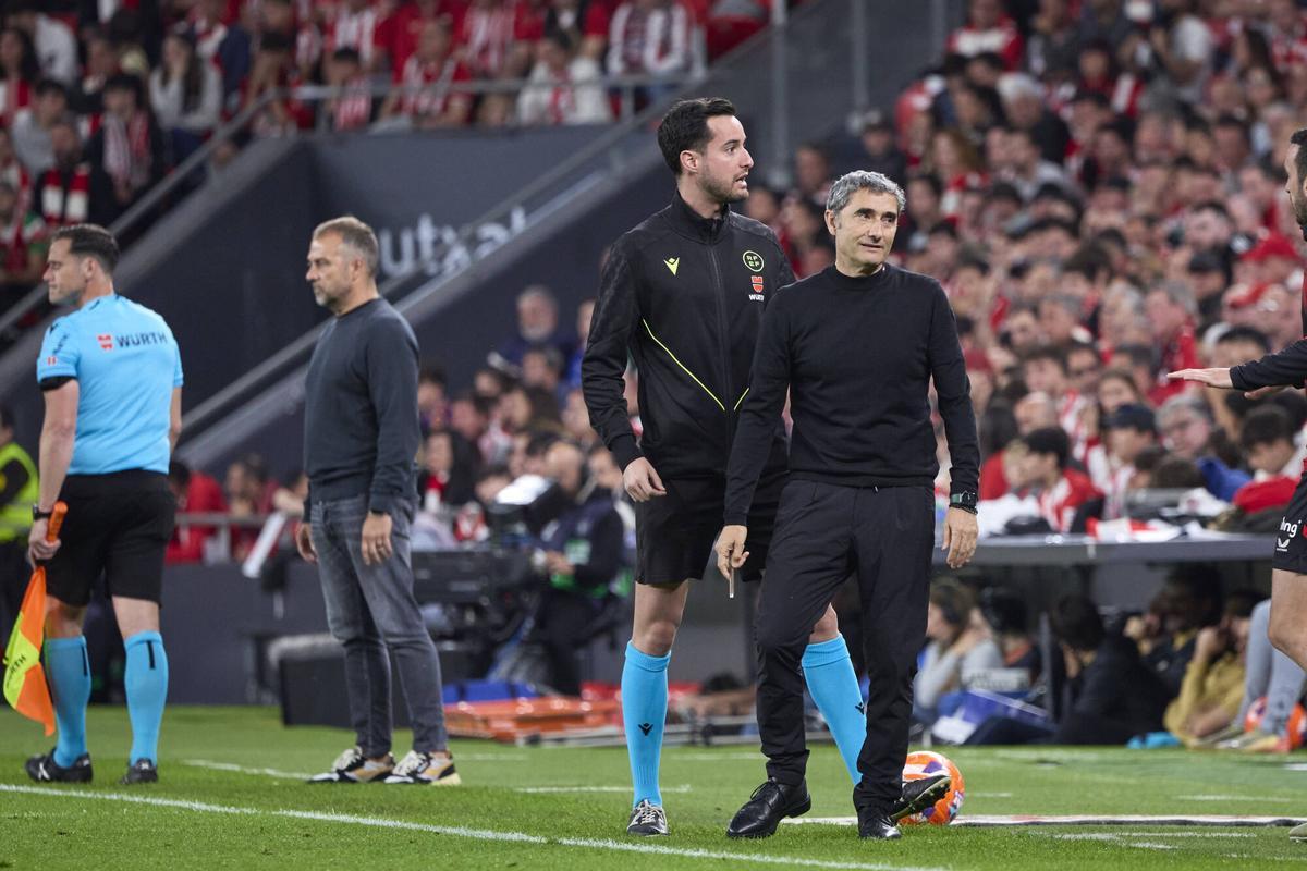 Hansi Flick and Ernesto Valverde, during the game.