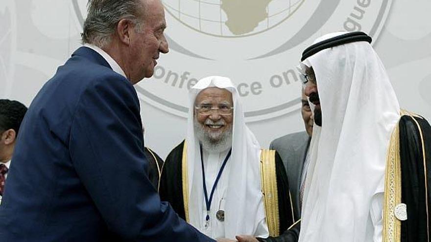 Don Juan Carlos saluda a Abdalá bin Abdulaziz, ayer en la conferencia que se celebra en El Pardo.