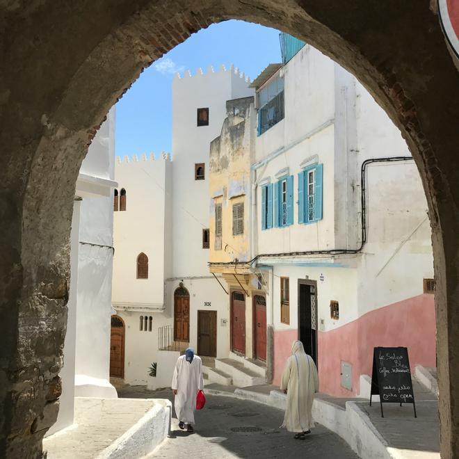 Calle típica de Tánger en Marruecos