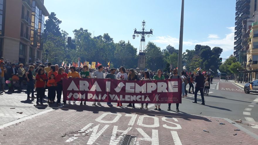La marcha del 25 d' Abril recorre Castelló para reivindicar la vertebración del territorio y la lengua