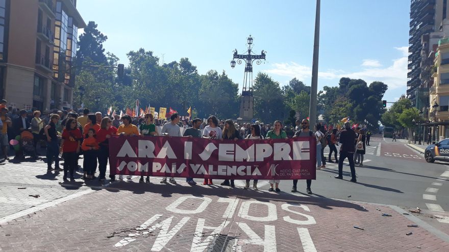 La marcha del 25 d&#039; Abril recorre Castelló para reivindicar la vertebración del territorio y la lengua