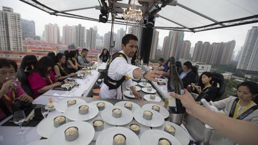 Un hotel abre un restaurante colgante, a 50 metros de altura, entre los rascacielos de Shanghái