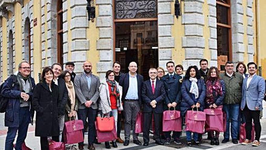El alcalde junto a los representantes de la red de ciudades de la Vía de la Plata, ayer en La Bañeza.