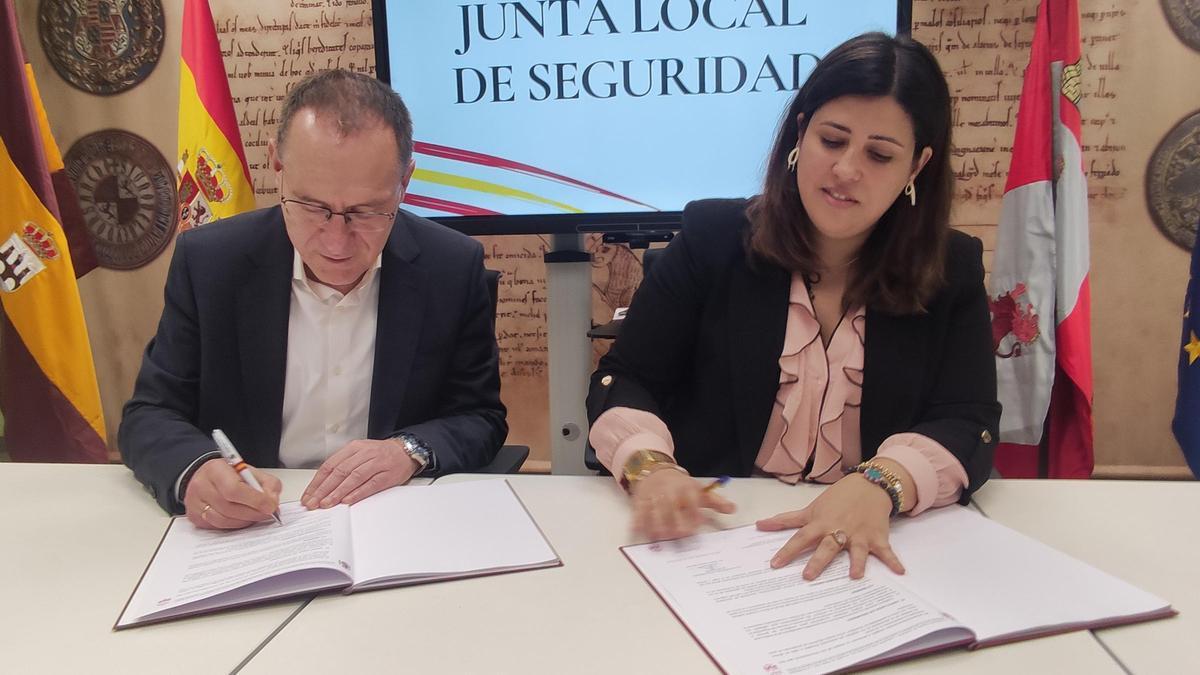 El subdelegado de Gobierno y la alcaldesa de Benavente, durante la firma del protocolo.