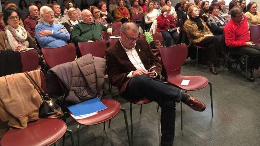 Público asistente a la Jornada de voluntariado de Arriondas, con el alcalde parragués, Emilio Manuel García, en primera fila.