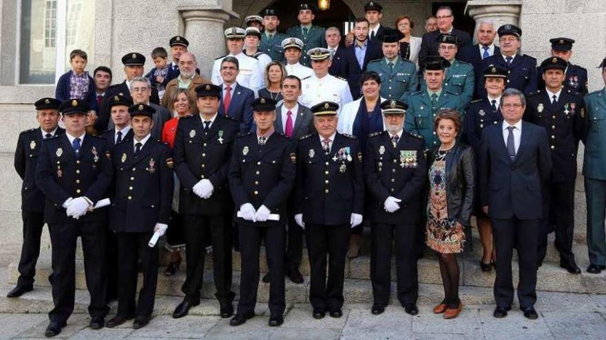 Rafael Núñez (1º d.), Maribel Solla y Francisco Cruz, con el resto de galardonados y asistentes. // A. Hdez.