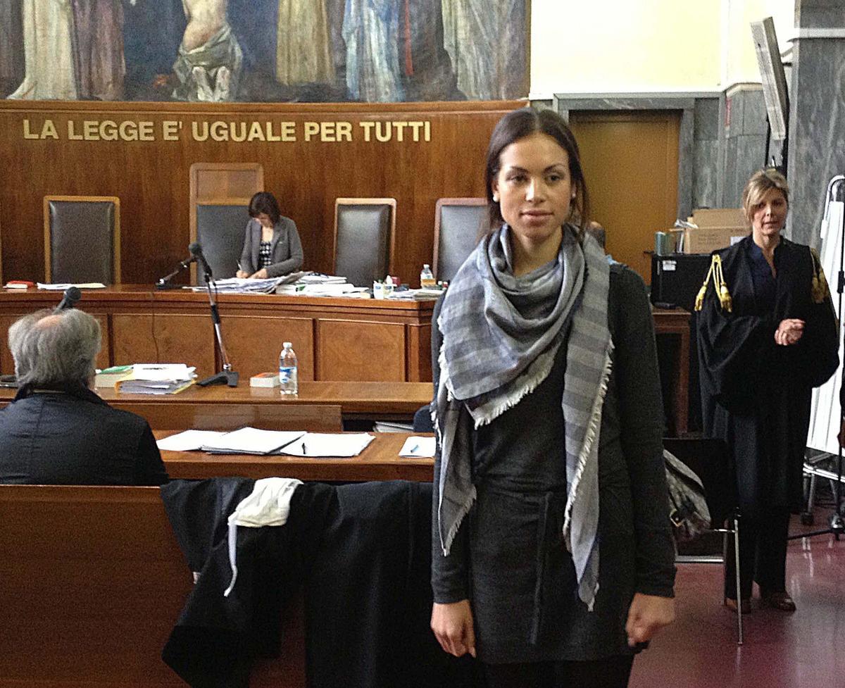 La joven marroquí Karima el Mahroug, conocida como 'Ruby', después de testificar por primera vez en el juicio contra tres personas del entorno de Silvio Berlusconi.