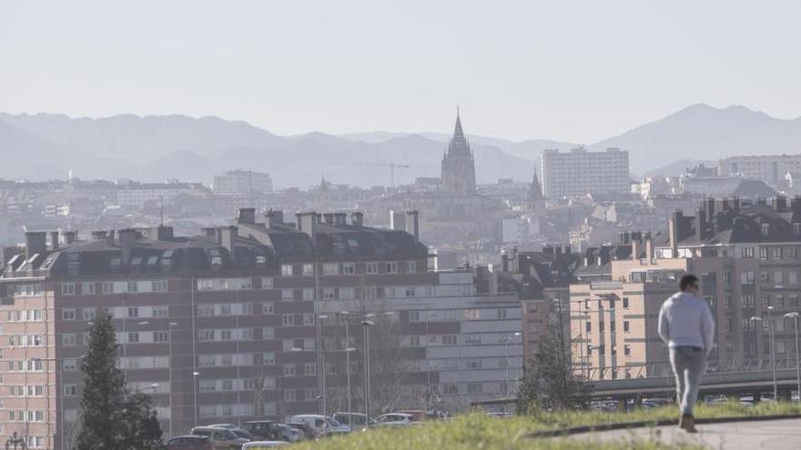 Contaminación en Oviedo, ayer.