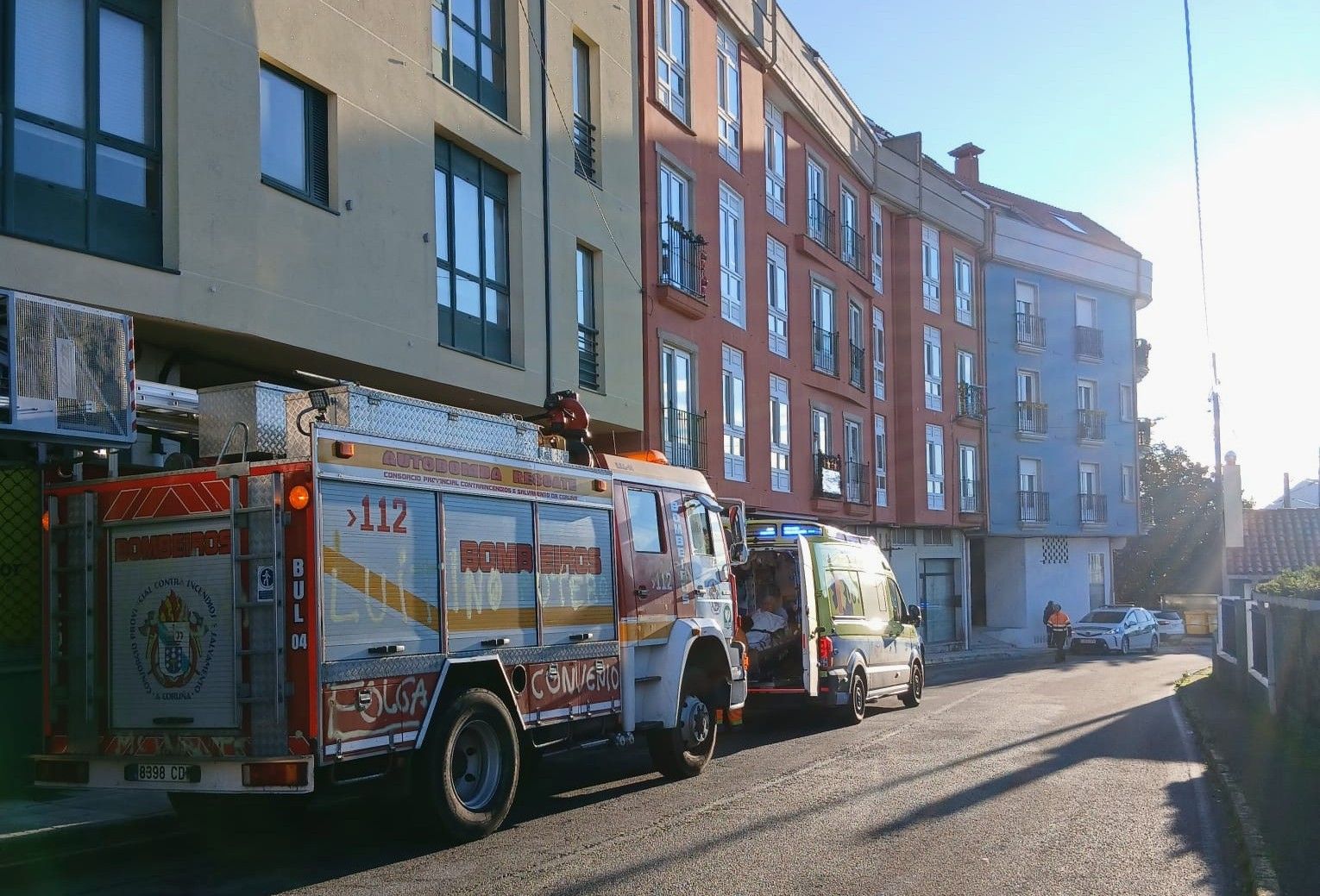 Sanitarios y efectivos de emergencias auxiliaron al hombre.