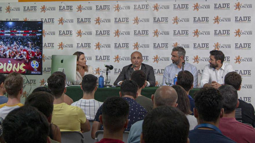 Enrique Salinas, preparador físico de la selección española, cuenta sus vivencias a sus alumnos de EADE.