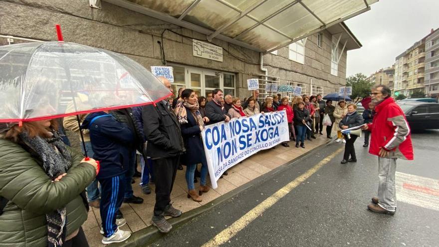 Concentración por la mejora de la atención primaria en Moaña.// FdV