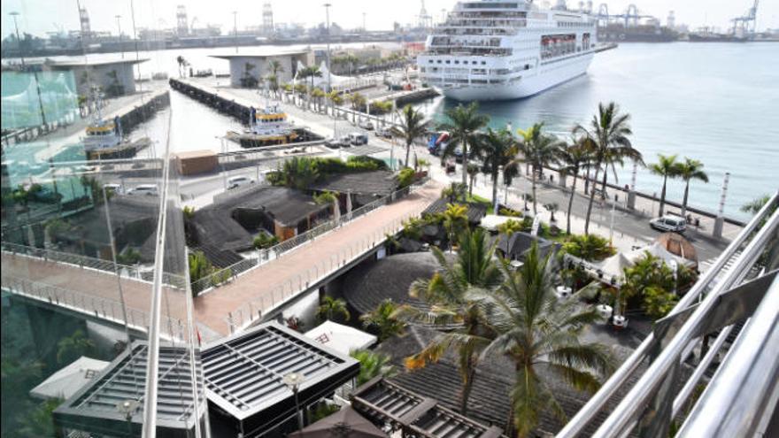 Imagen de la terraza del centro comercial El Muelle.