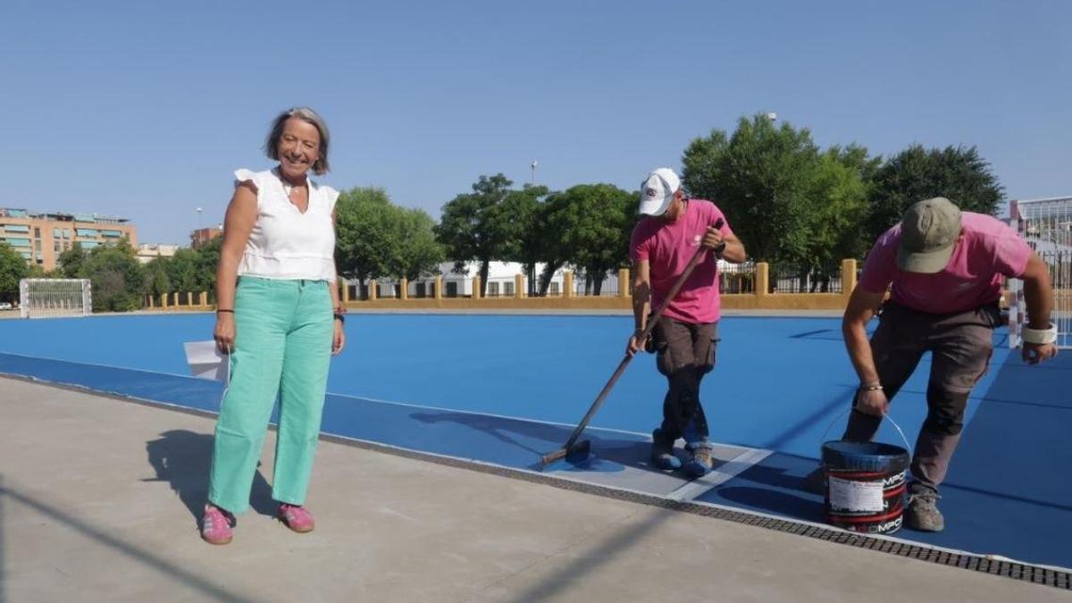 Isabel Albás, en las obras de una de las instalaciones municipales mejoradas.