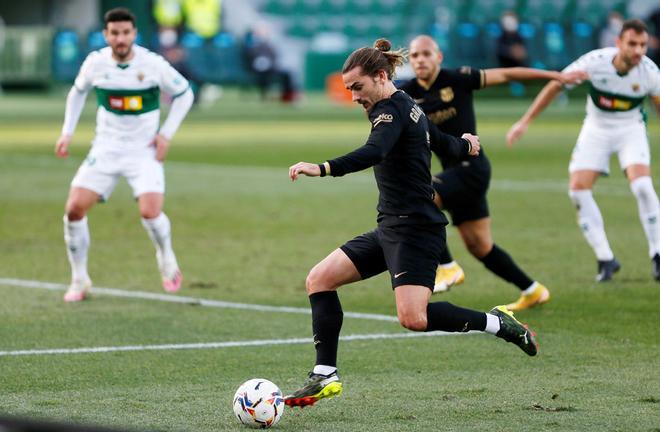 Antoine Griezmann durante el partido de LaLiga entre el Elche y el FC Barcelona disputado en el estadio Martínez Valero.