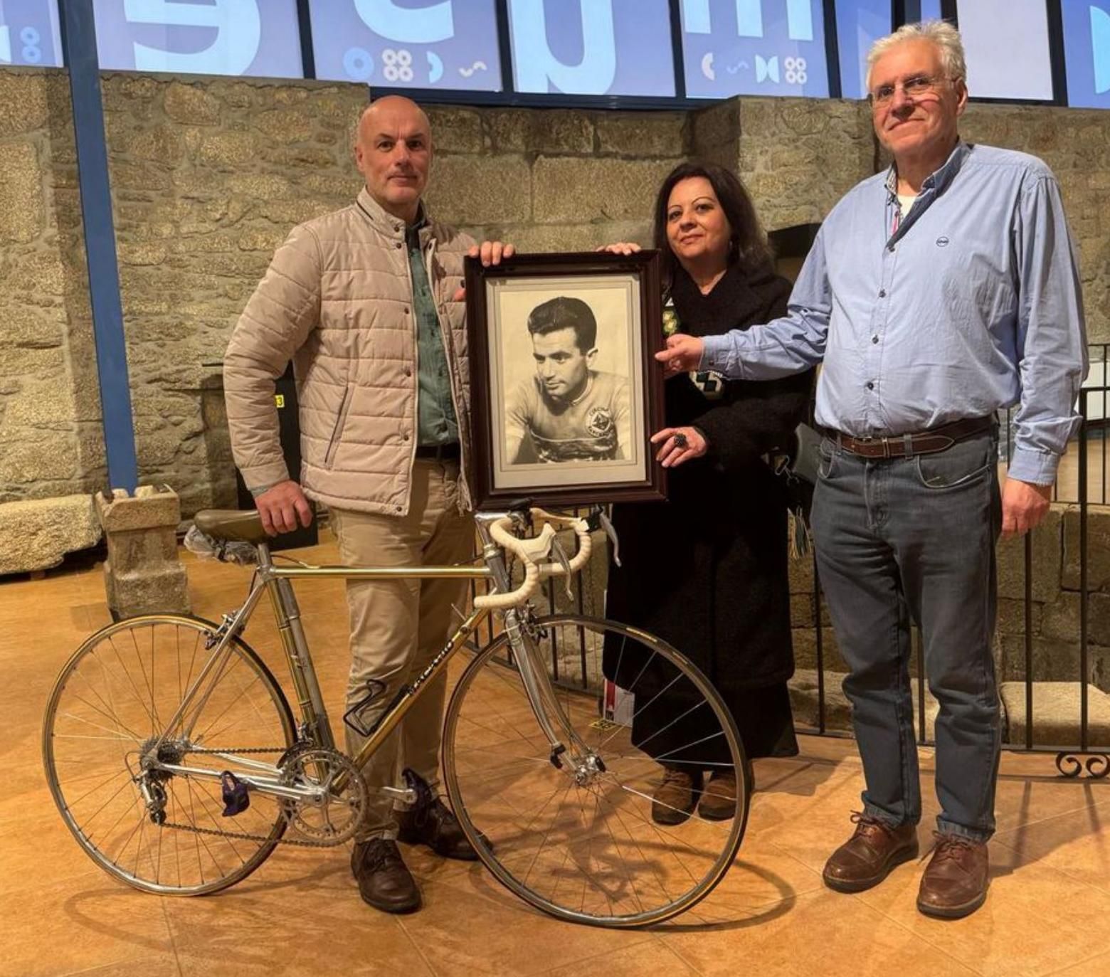 El concejal de Deportes recibe la bicicleta de Rodríguez. | D.P.