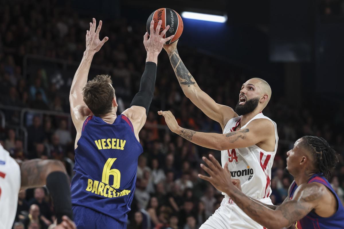 Jan Vesely intenta taponar la entrada de Evan Fournier en el duelo ante el Olympiacos.