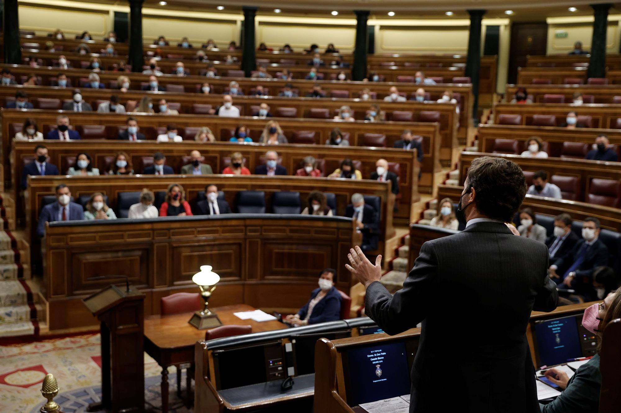 Pablo Casado se dirige a Pedro Sánchez en la sesión de control.