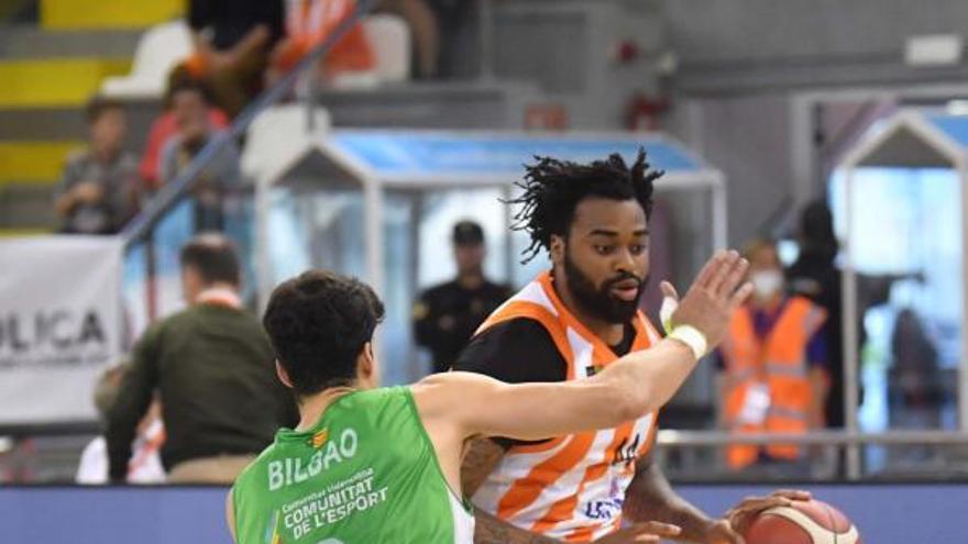 Nick Ward, defendido por Bilbao en el Leyma-Castelló de ayer. |  // VÍCTOR ECHAVE