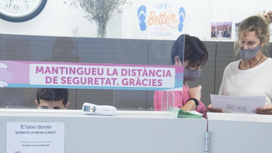 Un cartell a l&#039;escola d&#039;idiomes Babel de Manresa recorda que cal mantenir la distància de seguretat