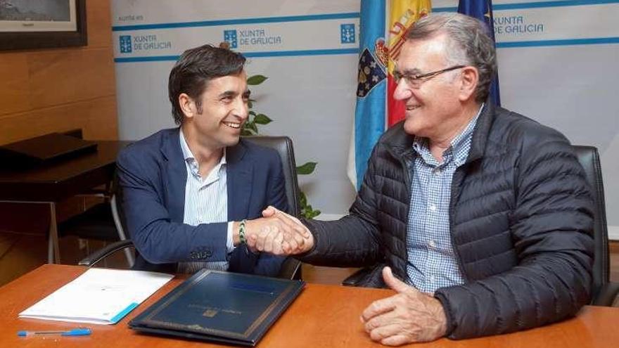 Firma del convenio entre conselleiro y alcalde. // FdV