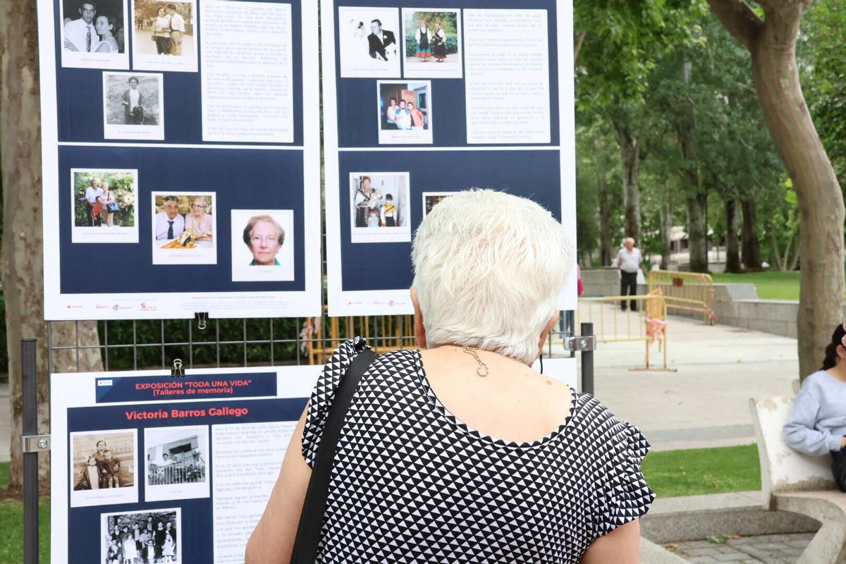 Feria técnica y tecnológica en La Marina, dentro de las actividades de la Semana de las Personas Mayores.