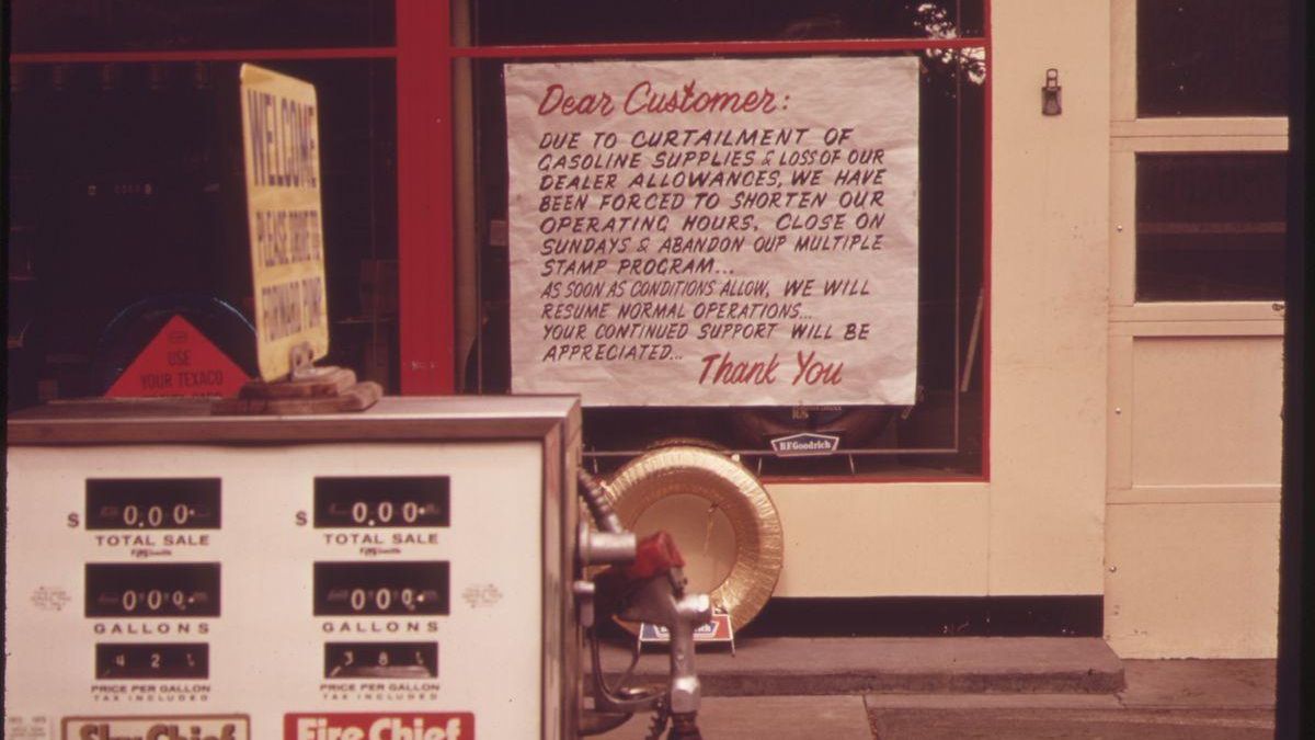 Una estación de servicio estadounidense cerrada por racionamiento de gasolina a mediados de los años 70.