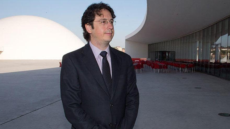 Carlos Cuadros ante la cúpula del Niemeyer. | Ricardo Solís