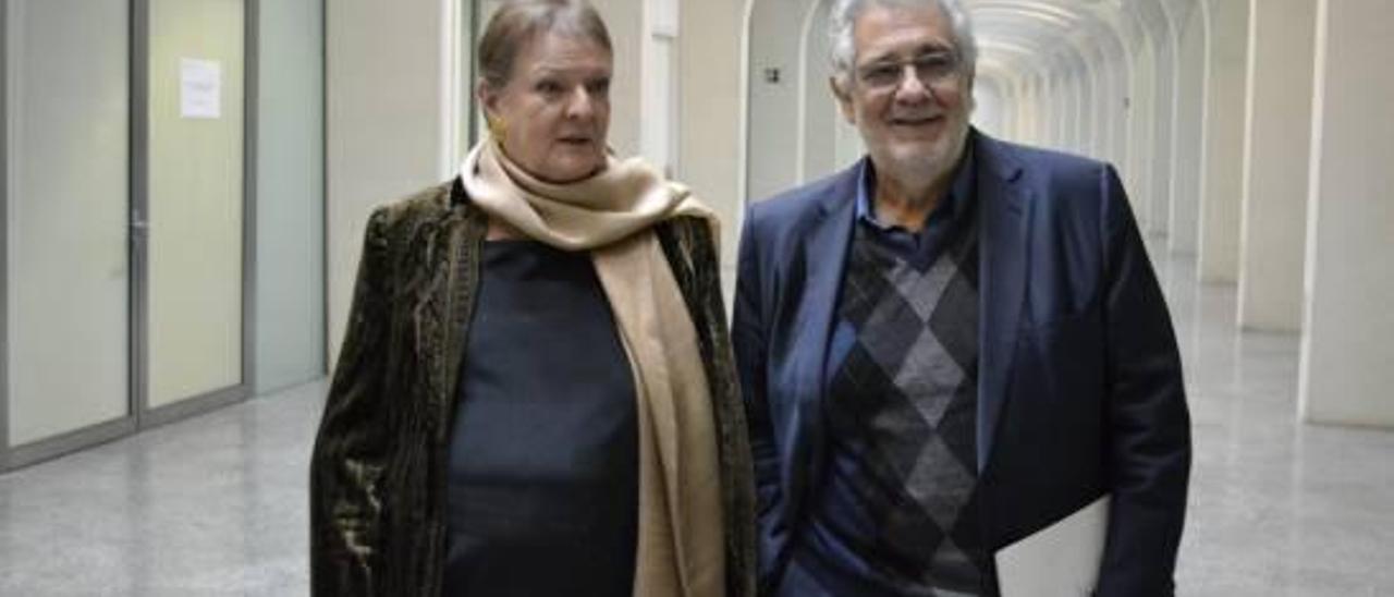 Helga Schmidt y Plácido Domingo, ayer, antes de la rueda de prensa.