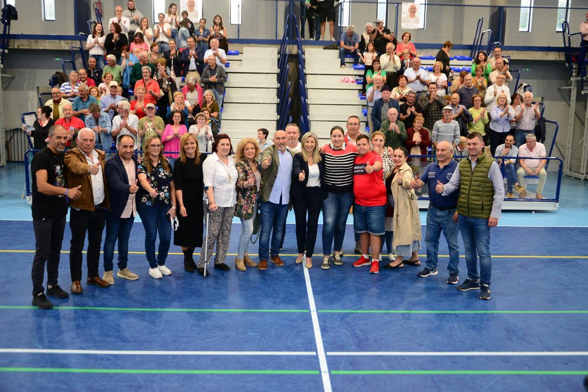 El candidato del PP de Moaña, Javier Carro, tuvo que trasladar su cierre de campaña al pabellón de Reibón.