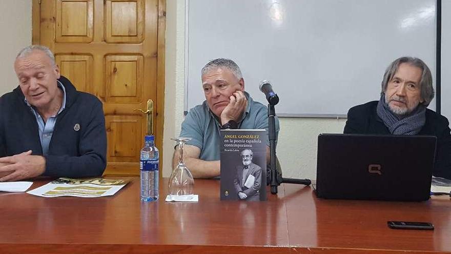 Aladino Martínez, Enrique del Teso y Ricardo Labra, en la presentación del libro sobre Ángel González.