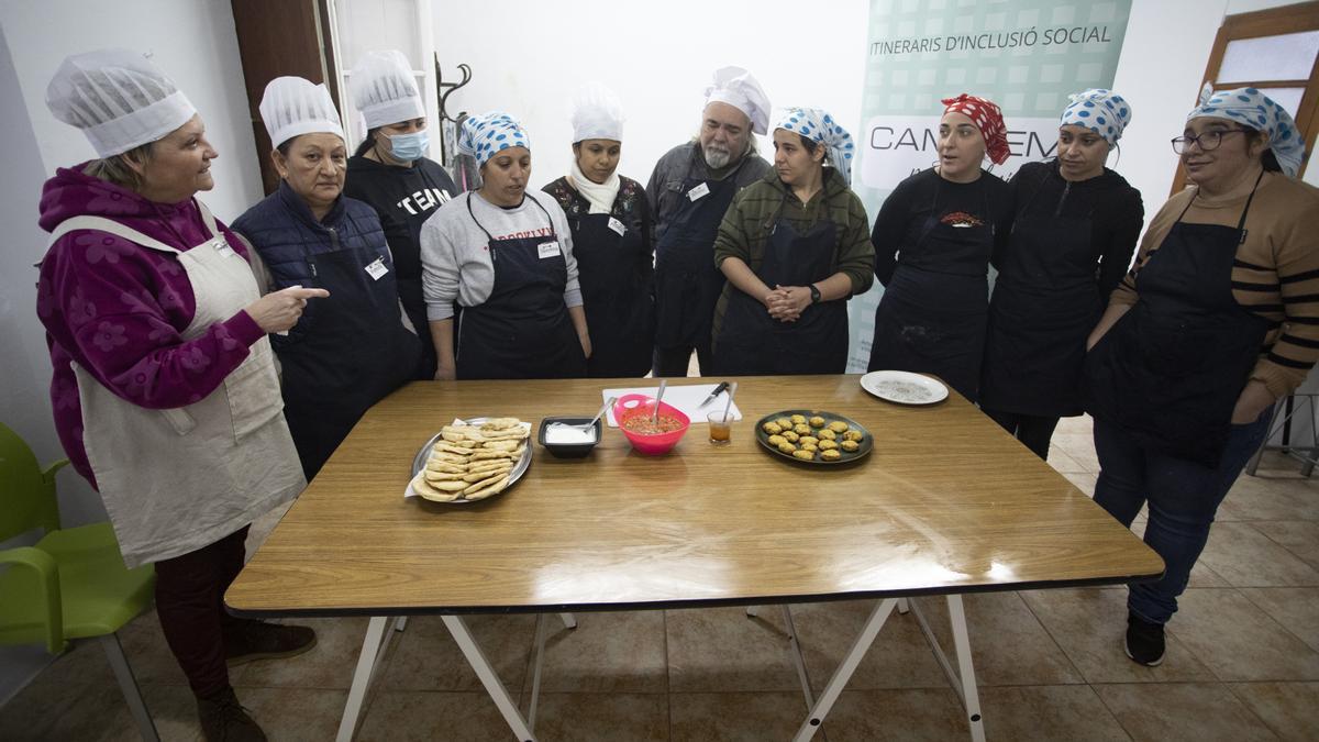 Marina, que imparte el taller, con los asistentes. tortajada