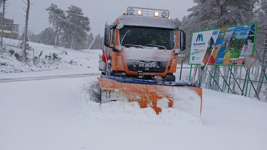 Vehículo quitanieves retirando nieve en la red viaria provincial de Ourense.