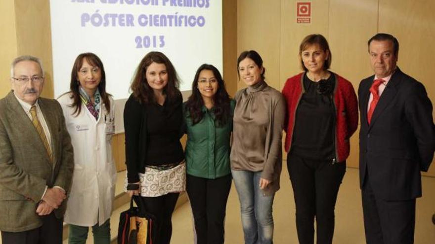 Por la izquierda, José Luis San Miguel, gerente del hospital de Jove; Teresa Olmo, subdirectora de Cabueñes; Sally Salinas, Angélica Gutiérrez y Ana Gancedo, autoras del estudio, junto a Pablo González, ausente; Begoña Álvarez, directora médica del hospital de Jove, y Miguel Conde, de Liberbank.