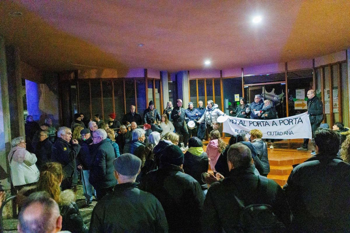 Un moment de la protesta davant de l'ajuntament