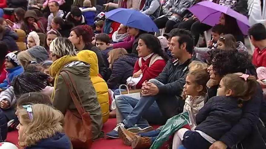 Almería rinde homenaje a Gabriel con el monumento a la ballena