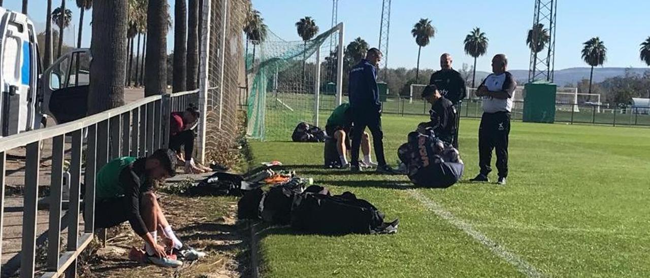 Calderón (izda.) y Kuki Zalazar (sentado), a su llegada este domingo a entrenamiento del Córdoba CF.