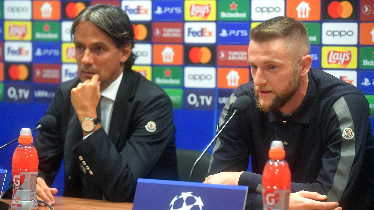 Skriniar con Inzaghi en conferencia de prensa