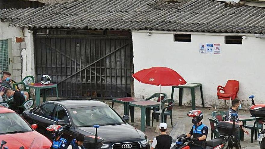 Agentes, durante la intervención policial en el antiguo campo del Roces.