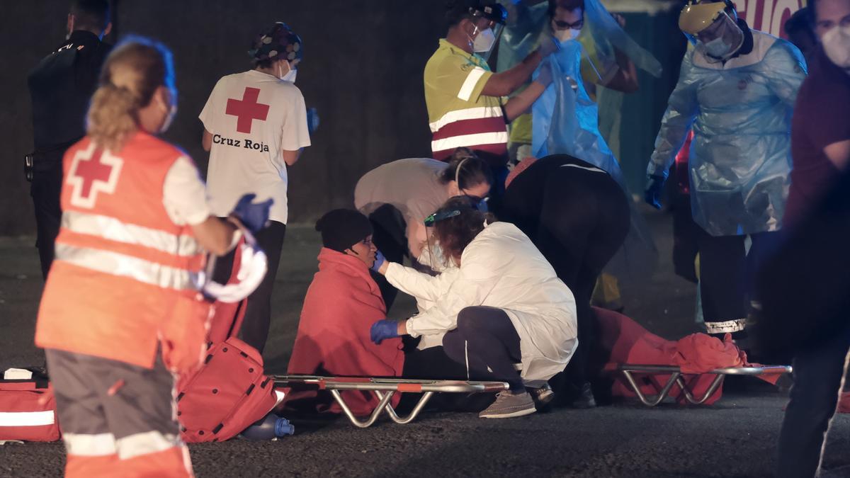 Diez hospitalizados de los inmigrantes rescatados en una patera de G. Canaria, entre ellos un menor crítico