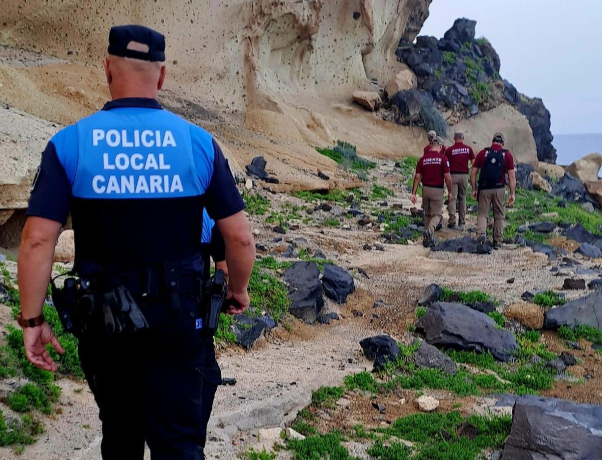 Agentes de Medio Ambiente del Cabildo y un policía local durante la reciente actuación en La Caleta.