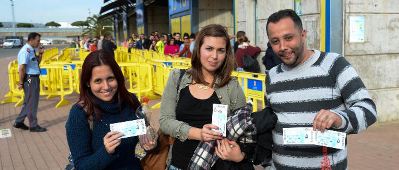 A la izquierda Zaida Alemán y Alba Ramos, y a la derecha Jesús Israel García, los primeros en comprar entradas en el Estadio de Gran Canaria para la visita del Barcelona.